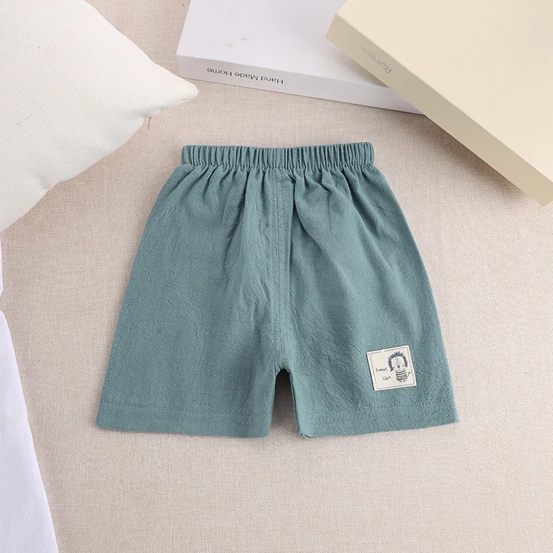 Niño usando los pantalones cortos de estilo coreano