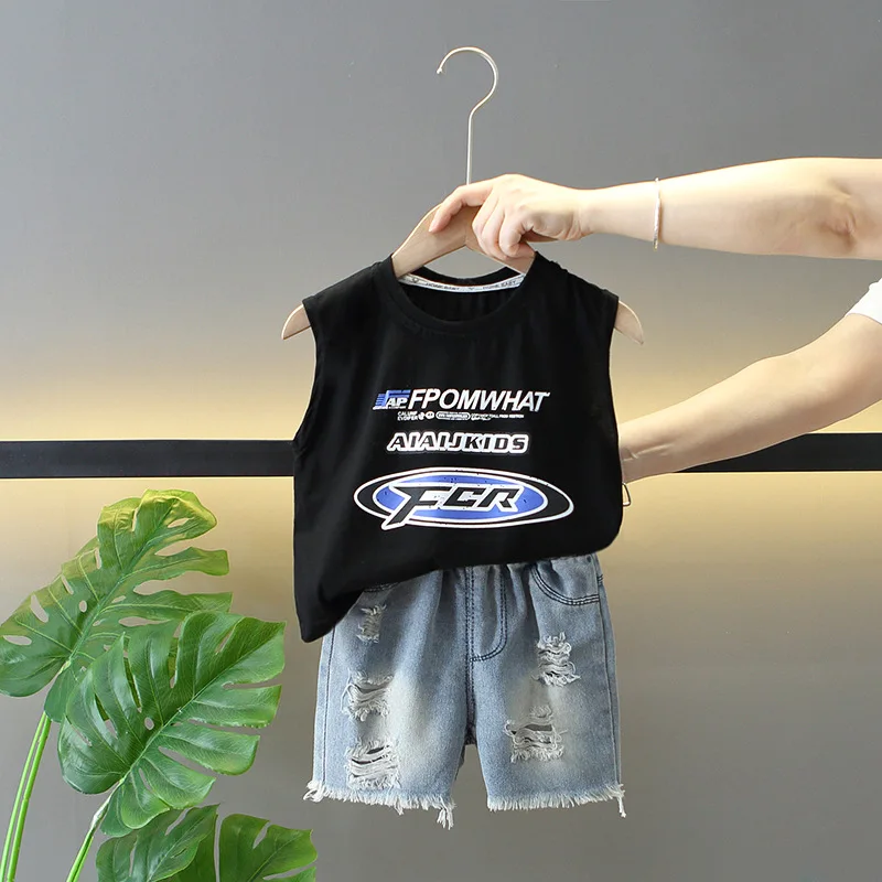 Ropa de verano de 2 piezas para niño pequeño, Tops negros sin mangas con letras a la moda coreana para bebé + pantalones cortos con agujeros de mezclilla, ropa de Boutique para niño B010 - imagen 5