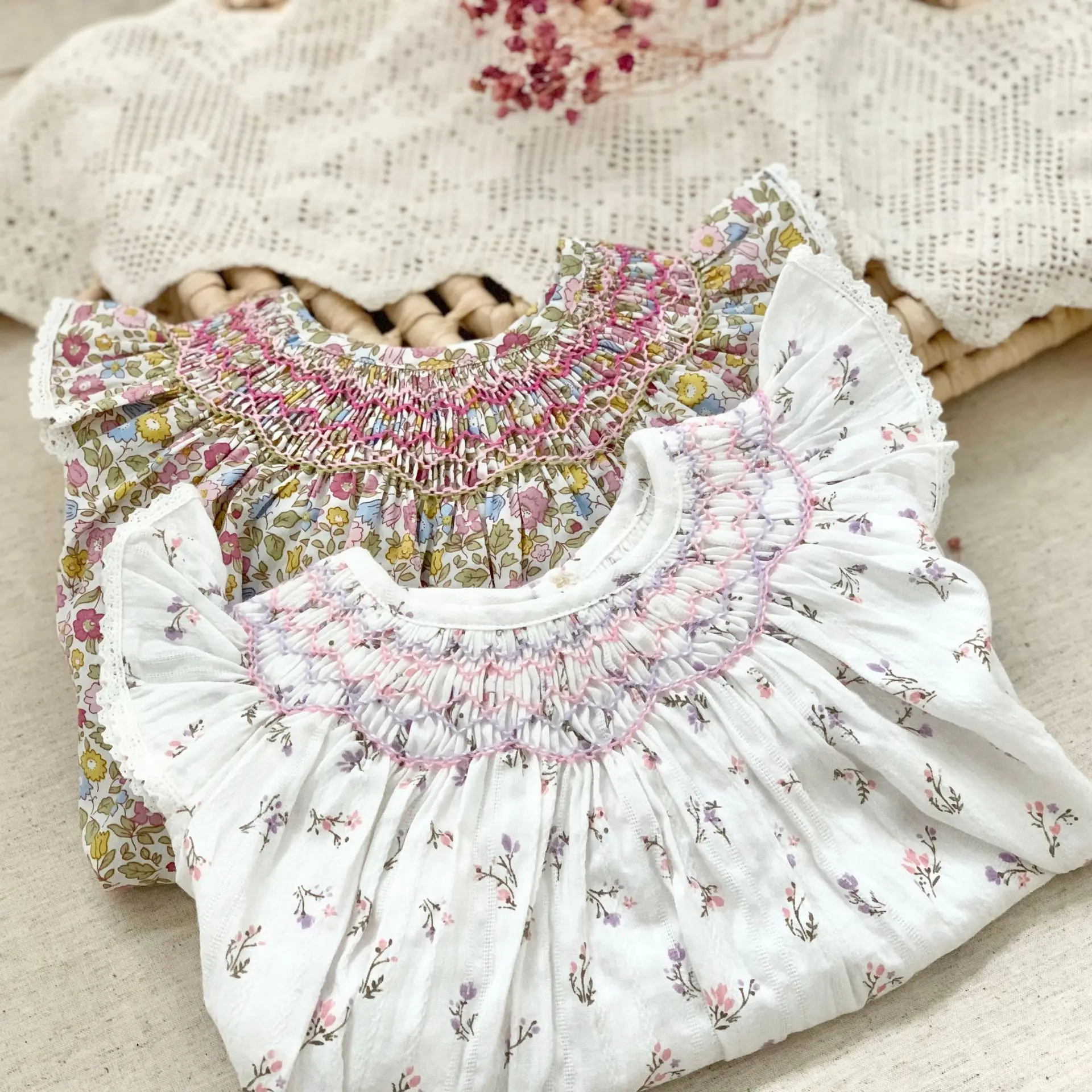 Vestido playero de encaje con volantes ahumados para niñas - imagen 2