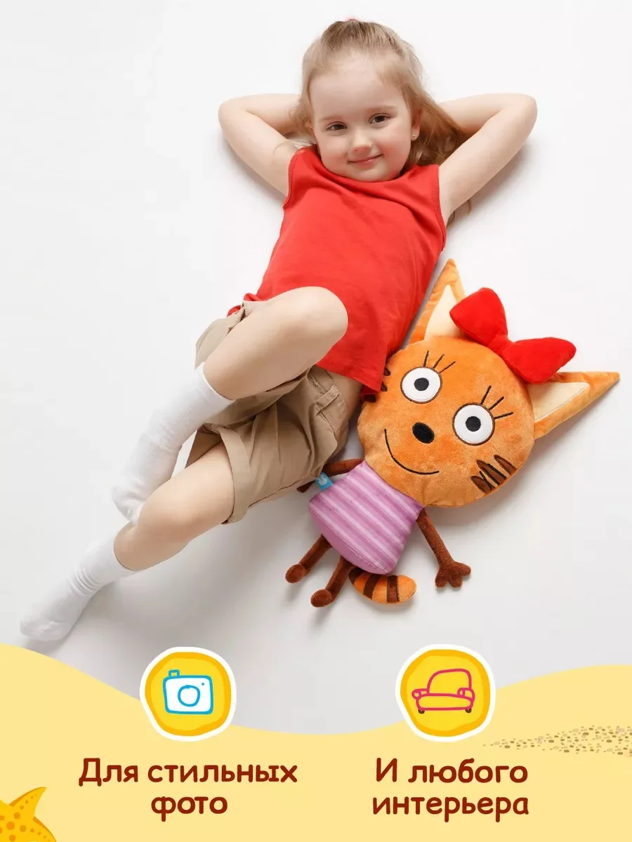Pelucho apoyado sobre una almohada en una cama infantil