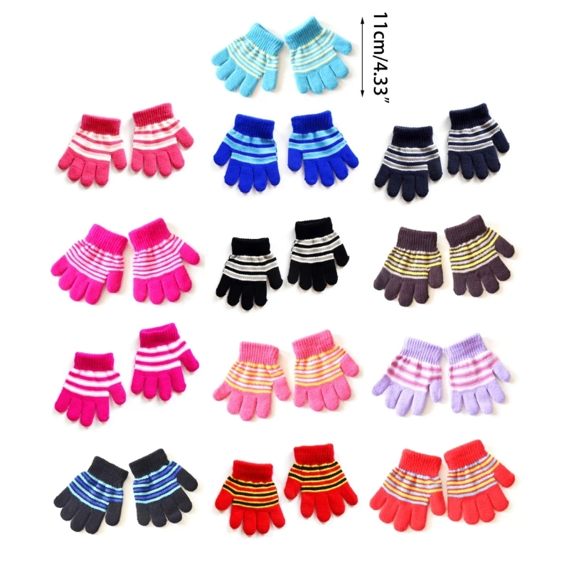 Niños con guantes tejidos de colores variados