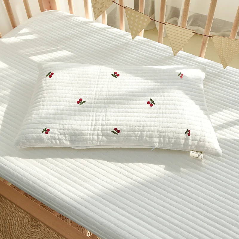 Funda de almohada acolchada de algodón puro coreano para bebé, funda de almohada con bordado de cereza y oso para niños, funda de almohada para niños de guardería
