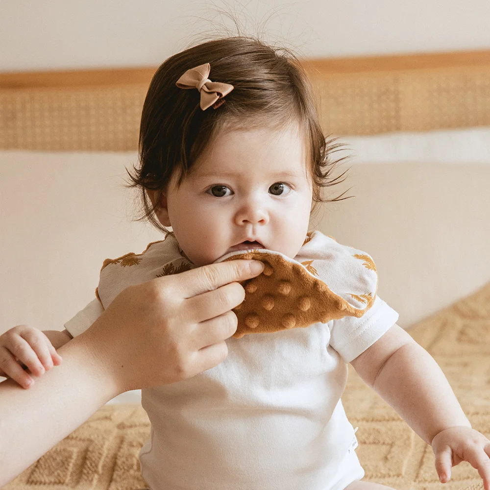 Bufanda cálida de invierno para bebé, toalla de Saliva con estampado de plantas de dibujos animados, doble cara, suave, botón ajustable, Baberos para alimentación, 1 unidad - imagen 3