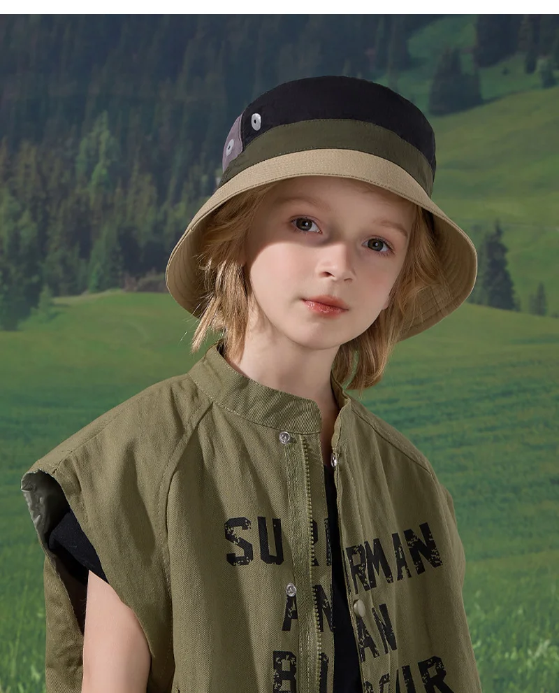 Sombrero de verano para niños combinado con ropa infantil
