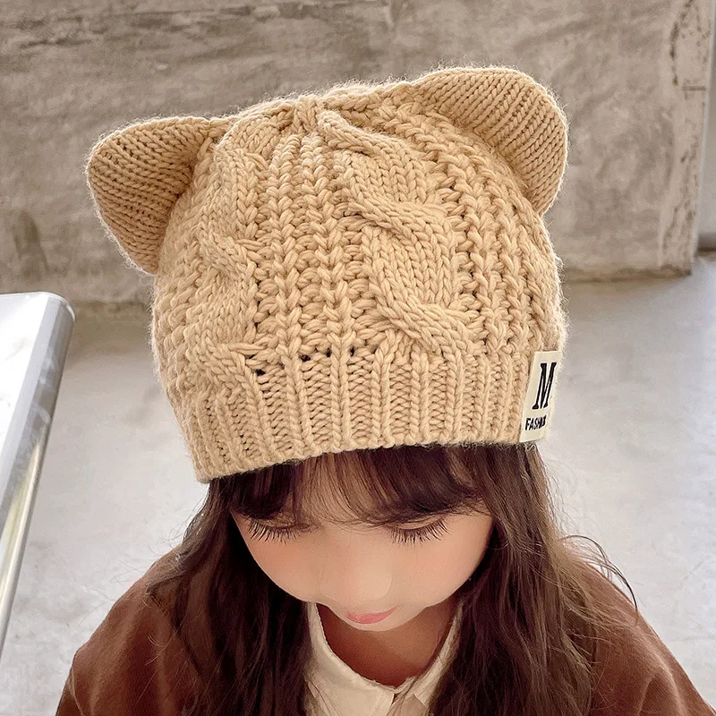 Gorro con orejas de gato tejido a mano, emblema M de felpa, gorro cálido de invierno para niños, gorro de ganchillo con protección térmica para orejas de gatito Kawaiii - imagen 3