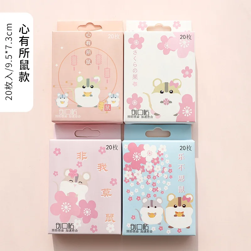 Una colección de cuatro cajas, cada una con un diseño diferente con simpáticos personajes de animales y motivos florales. Las cajas parecen ser para algún tipo de producto, posiblemente cosméticos o artículos para el cuidado de la piel, dada la estética y las etiquetas de precio visibles en las cajas.