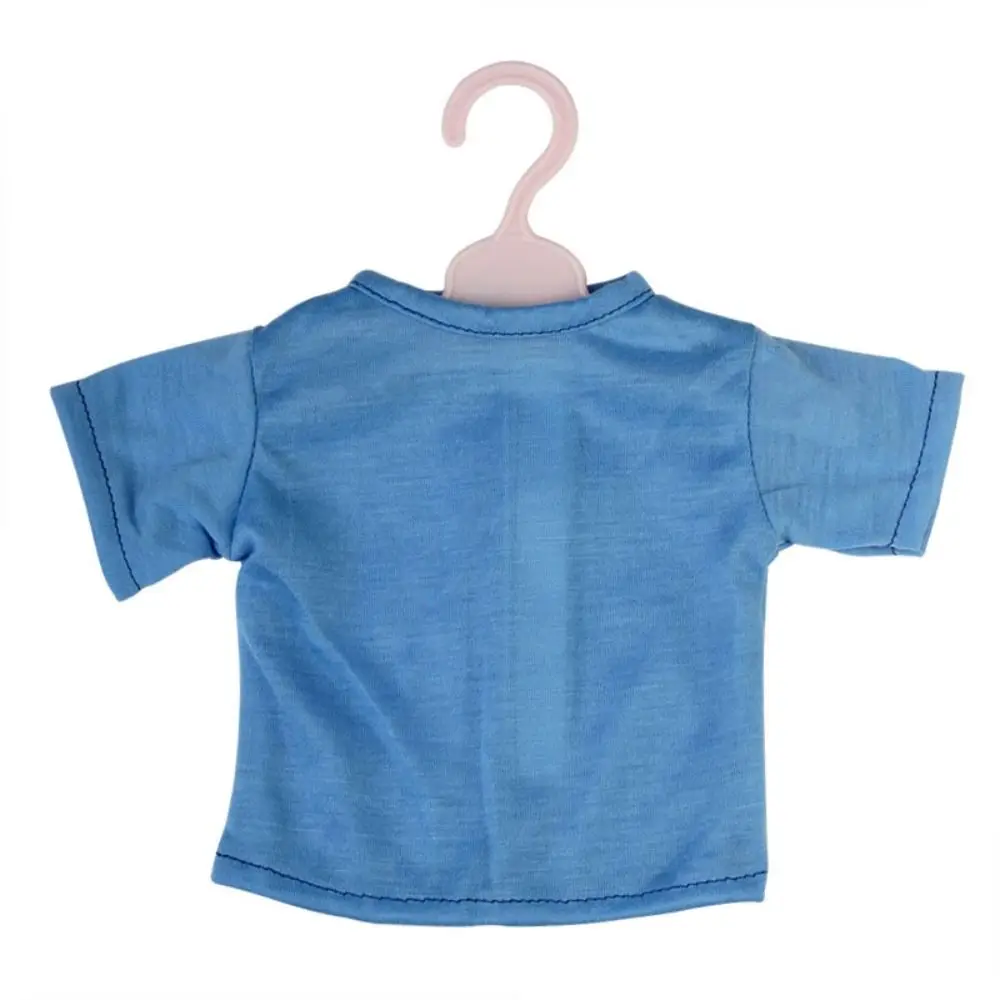 Una camisa azul colgando de una percha rosa