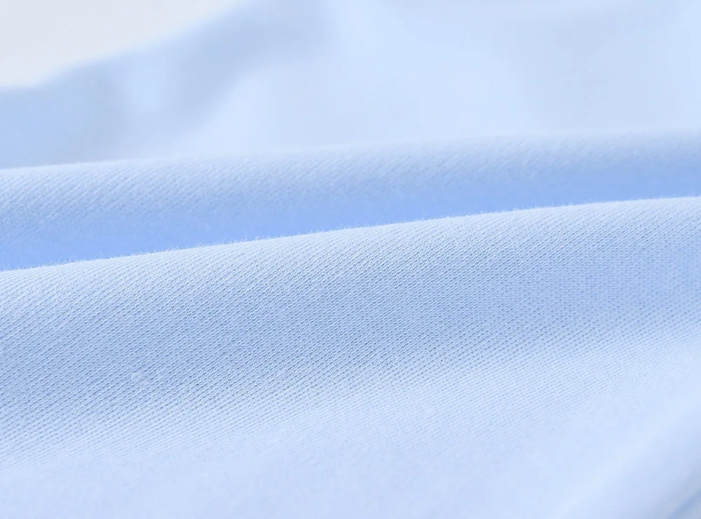 Un paño blanco con fondo azul