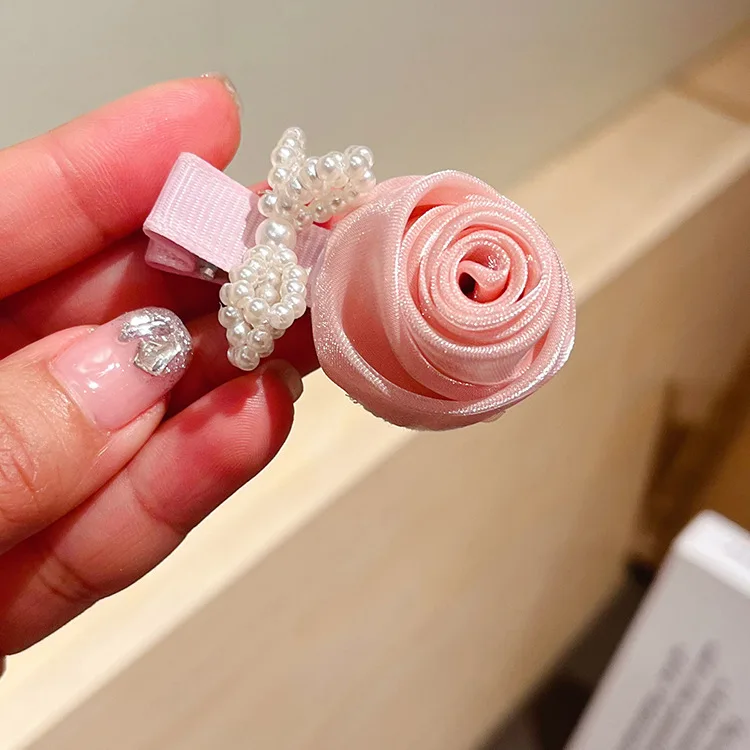 Horquilla lazo rojo con perlas para bebé niña – Estilo elegante - imagen 2