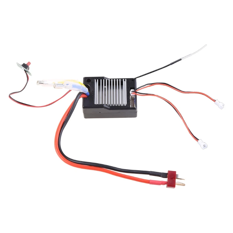 Una caja negra con cables y un conector rojo