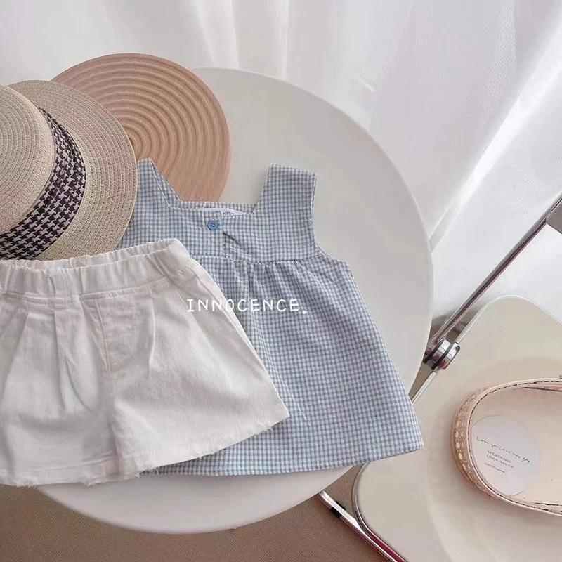 Conjunto de ropa informal para niñas, traje con tirantes a cuadros y pantalones cortos blancos, versión coreana, Verano