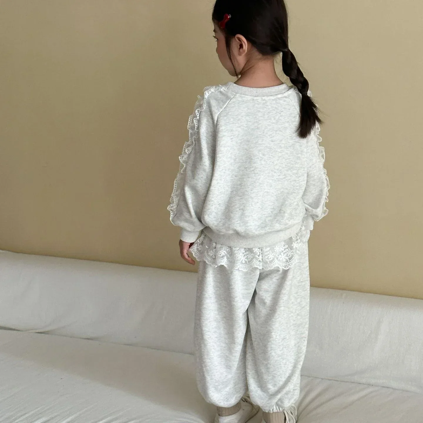 Conjunto otoño niña sudadera con capucha y pantalón encaje - imagen 2