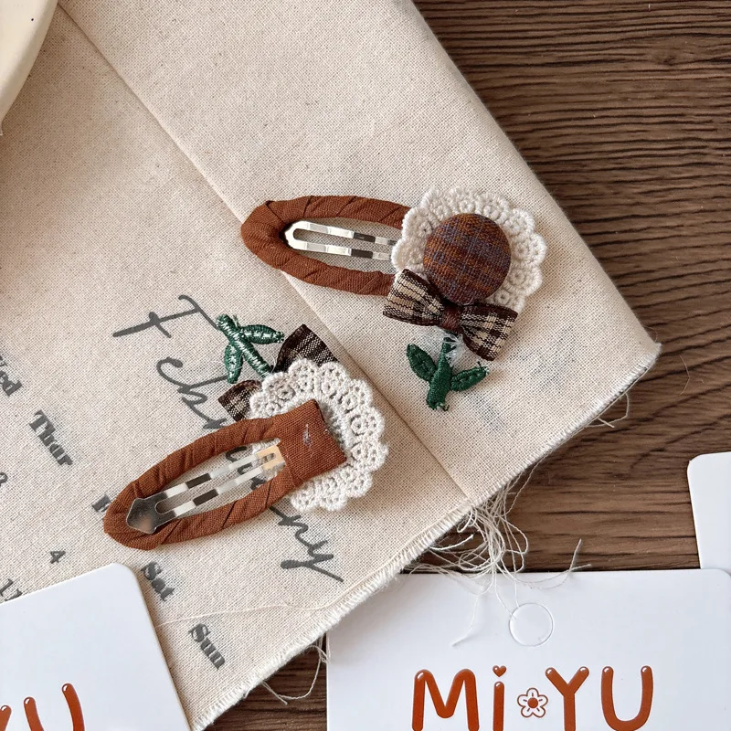 Pinzas para el pelo niña con lazo de tela marrón y flores otoño invierno - imagen 3