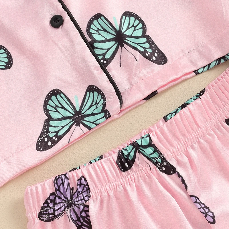 Una camisa rosa y pantalones con diseños de mariposas