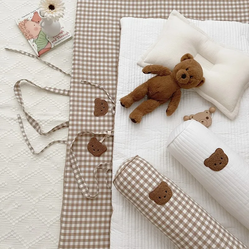 Una cama con un oso de peluche y una almohada