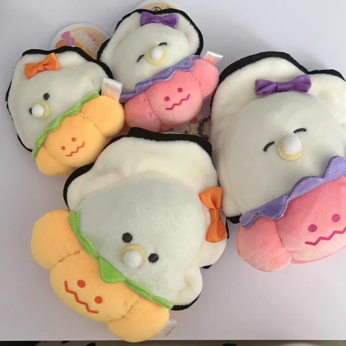 Juguetes de peluche de 12cm, lindo chupete de ojos redondos, ostra, bebé, pantalones de calabaza de Halloween, lazo, figuras colgantes de cadena de bolas suaves y esponjosas - imagen 2