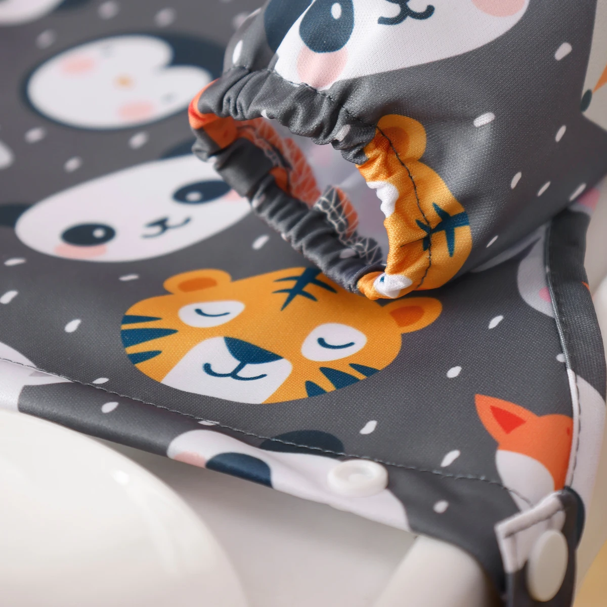 HappyFlute nuevo 1 Uds estampado Animal estilo lindo uso en mesa tela de poliéster impermeable manga larga Baberos de alimentación de bebé a prueba de desorden - imagen 3