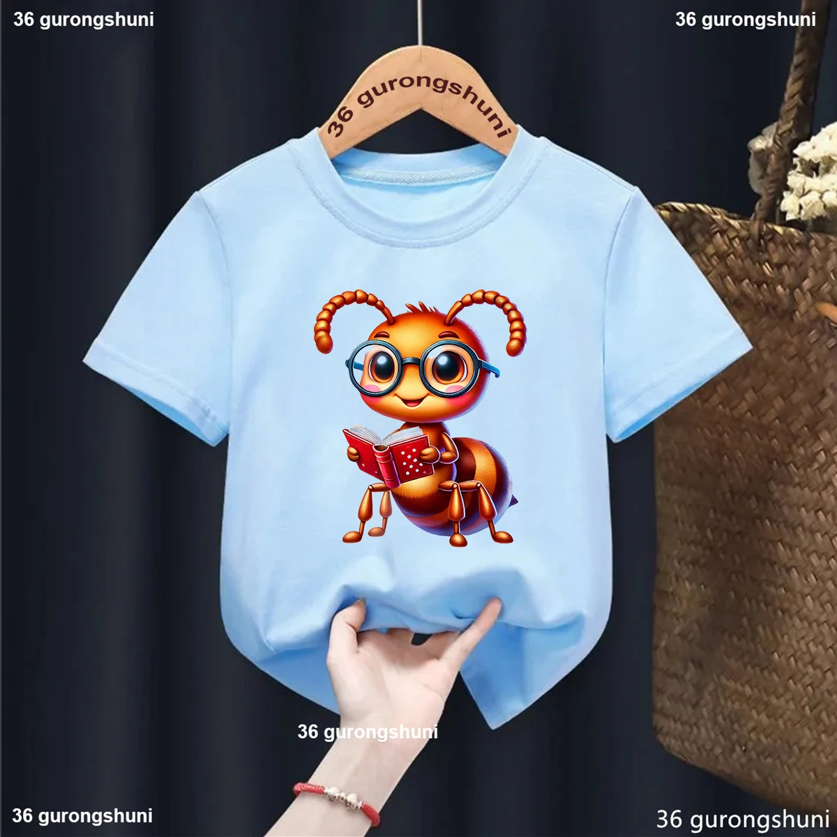 Camiseta azul con estampado de hormigas que mantienen los paraguas bajo la lluvia para niñas y niños, ropa Kawaii para niños, camiseta informal divertida, camisa Harajuku - imagen 3