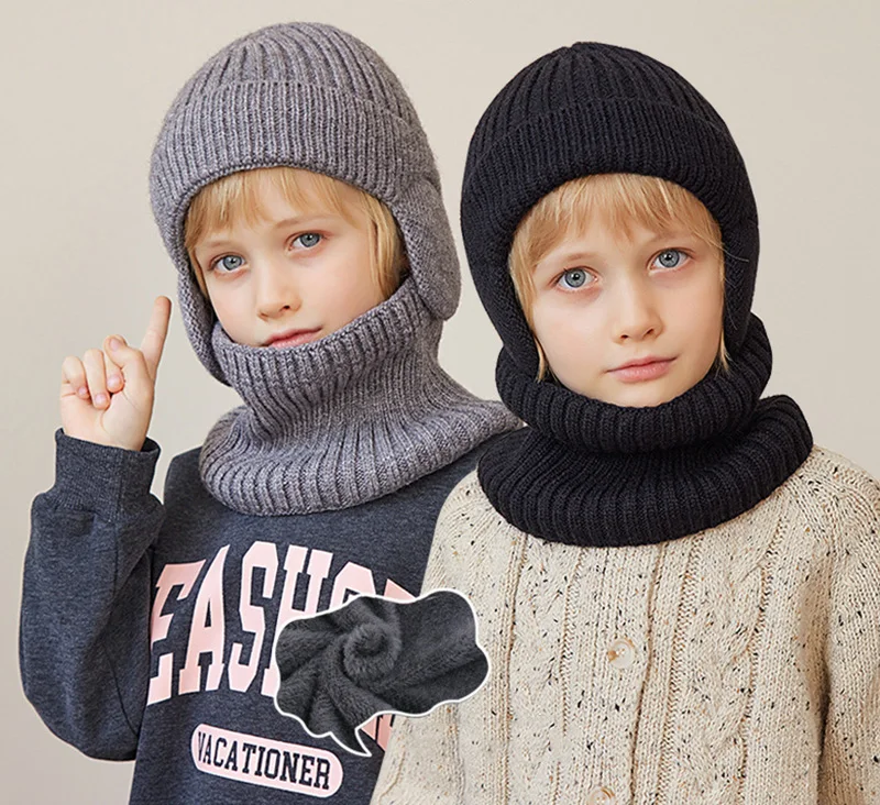 Gorro y bufanda tejidos en tonos navideños