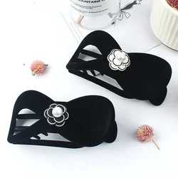 Pinza para el cabello con perlas y letras negras – Estilo vintage