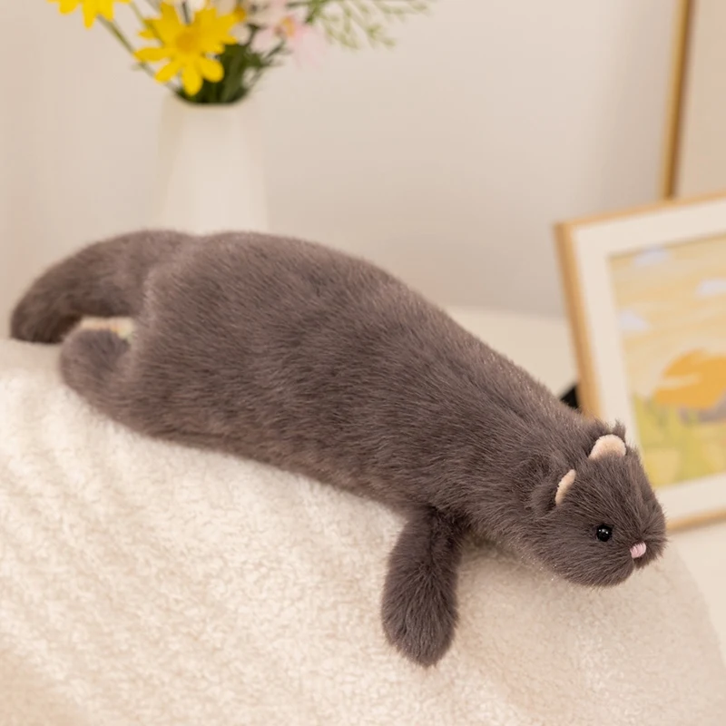 Hurón de peluche visto de frente