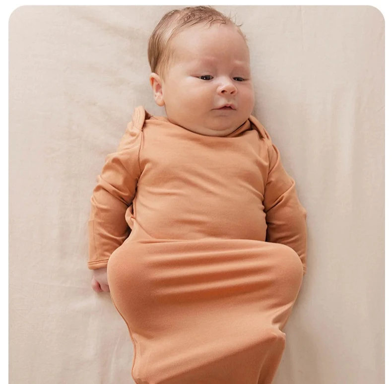 Bebé usando el traje de escalada como ropa de dormir