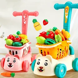 Carrito de compras para niños con comida de juguete y frutas frescas