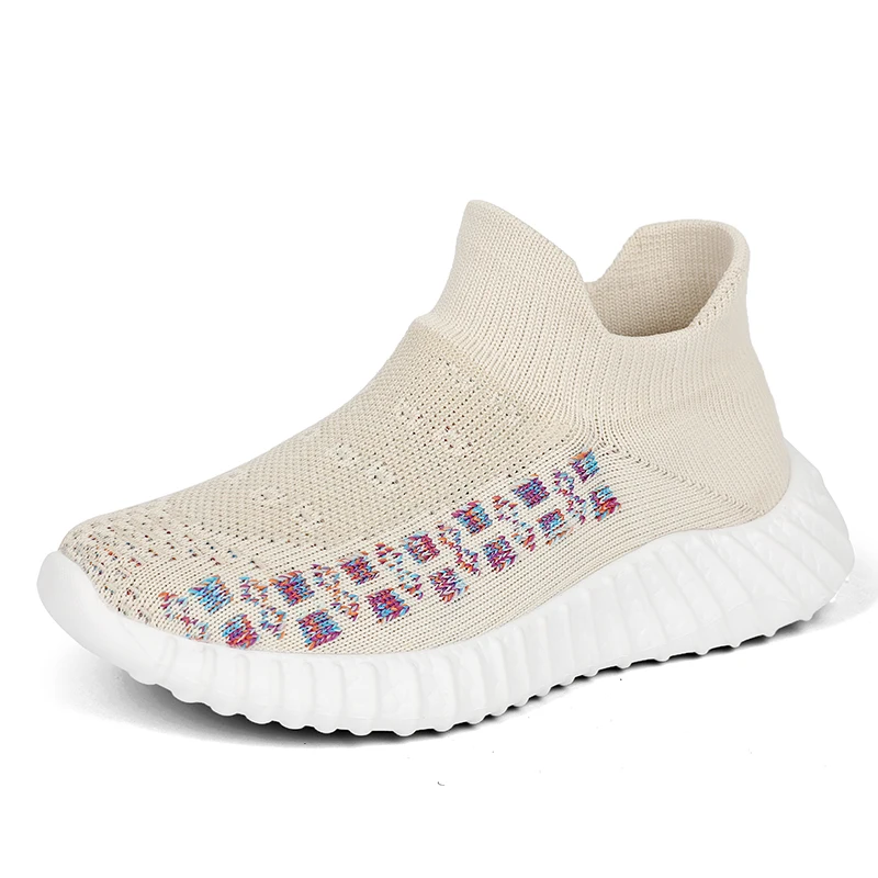 Una zapatilla con parte superior tejida y suela gruesa. La parte superior parece estar hecha de un material de punto texturizado, posiblemente lana o un material sintético similar a la lana, y presenta un patrón colorido en el costado.