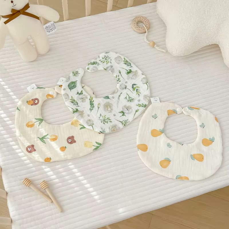 Babero de gasa multicapa para recién nacido con estampados infantiles - imagen 3