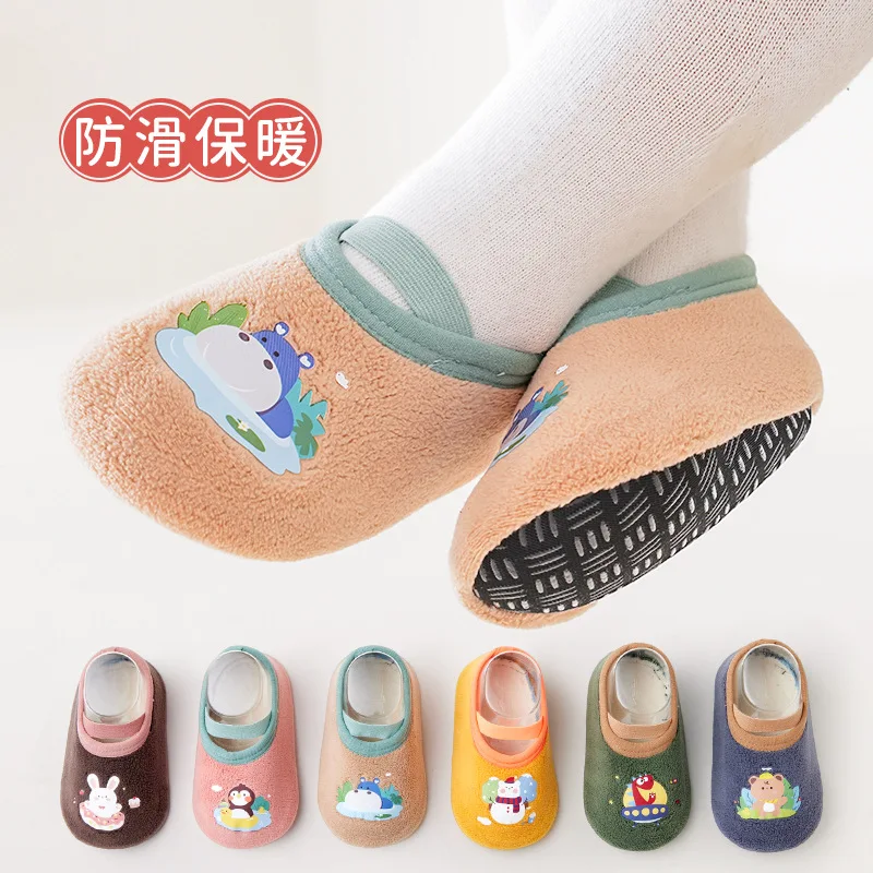 Calcetines antideslizantes de algodón con suela suave para primeros pasos, zapatos cálidos para bebés para niños pequeños, lindos calcetines de suelo para niños y niñas con dibujos animados