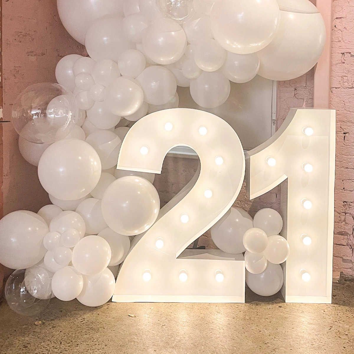Un gran letrero número 21 hecho de globos blancos