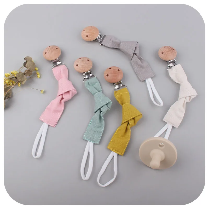 Clip de madera natural para chupete seguro y mordible infantil - imagen 2
