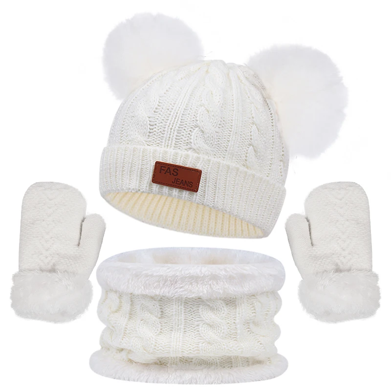 Gorro con pompón y bufanda a juego