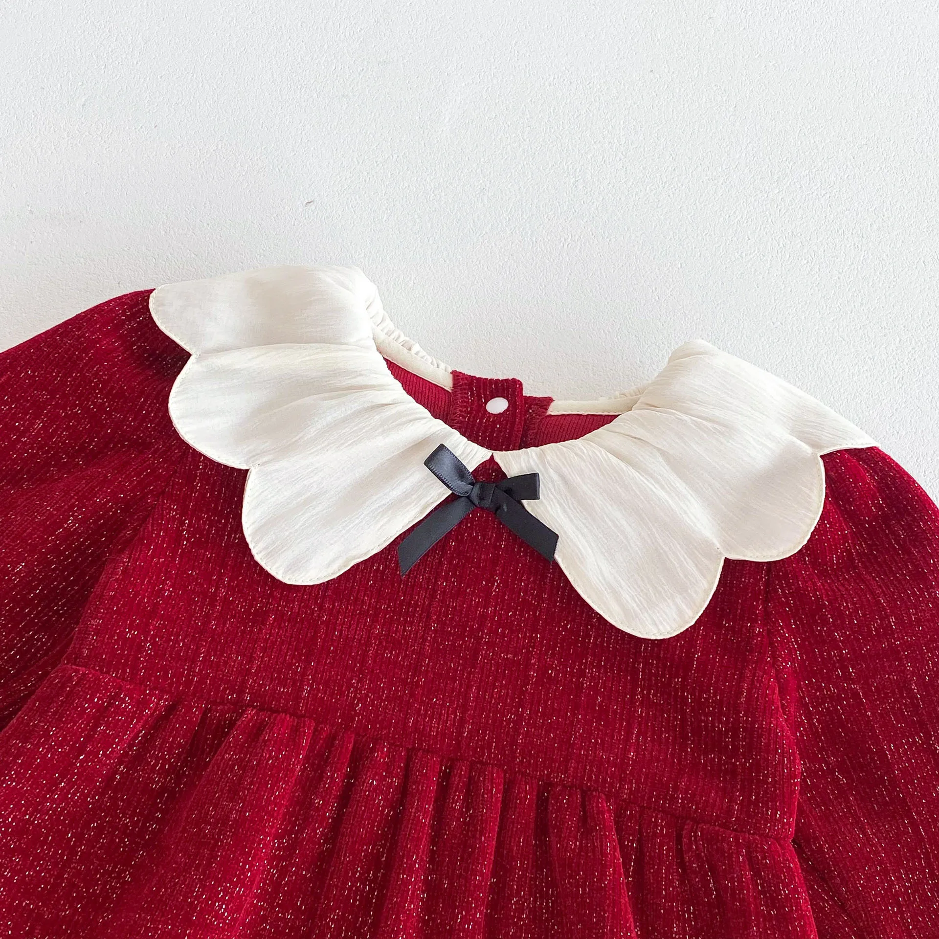 Mono de bebé rojo con cuello Peter Pan para niña pequeña - imagen 3