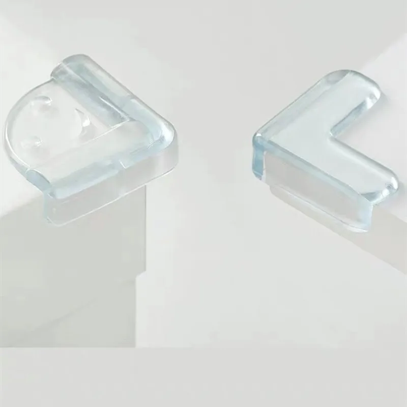 Dos clips o abrazaderas de plástico transparente. Parecen estar diseñados para sujetar objetos en su lugar, posiblemente para asegurar cables u otros objetos pequeños. Los clips tienen una forma geométrica simple con una base plana y una parte superior curva que probablemente encaje sobre el borde de una superficie.