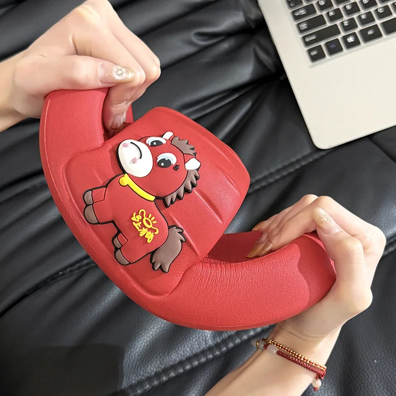 Pantuflas infantiles rojas antideslizantes con diseño de poni - imagen 3
