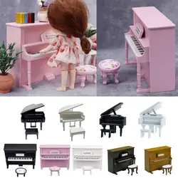 Casa de muñecas de madera multicolor con piano