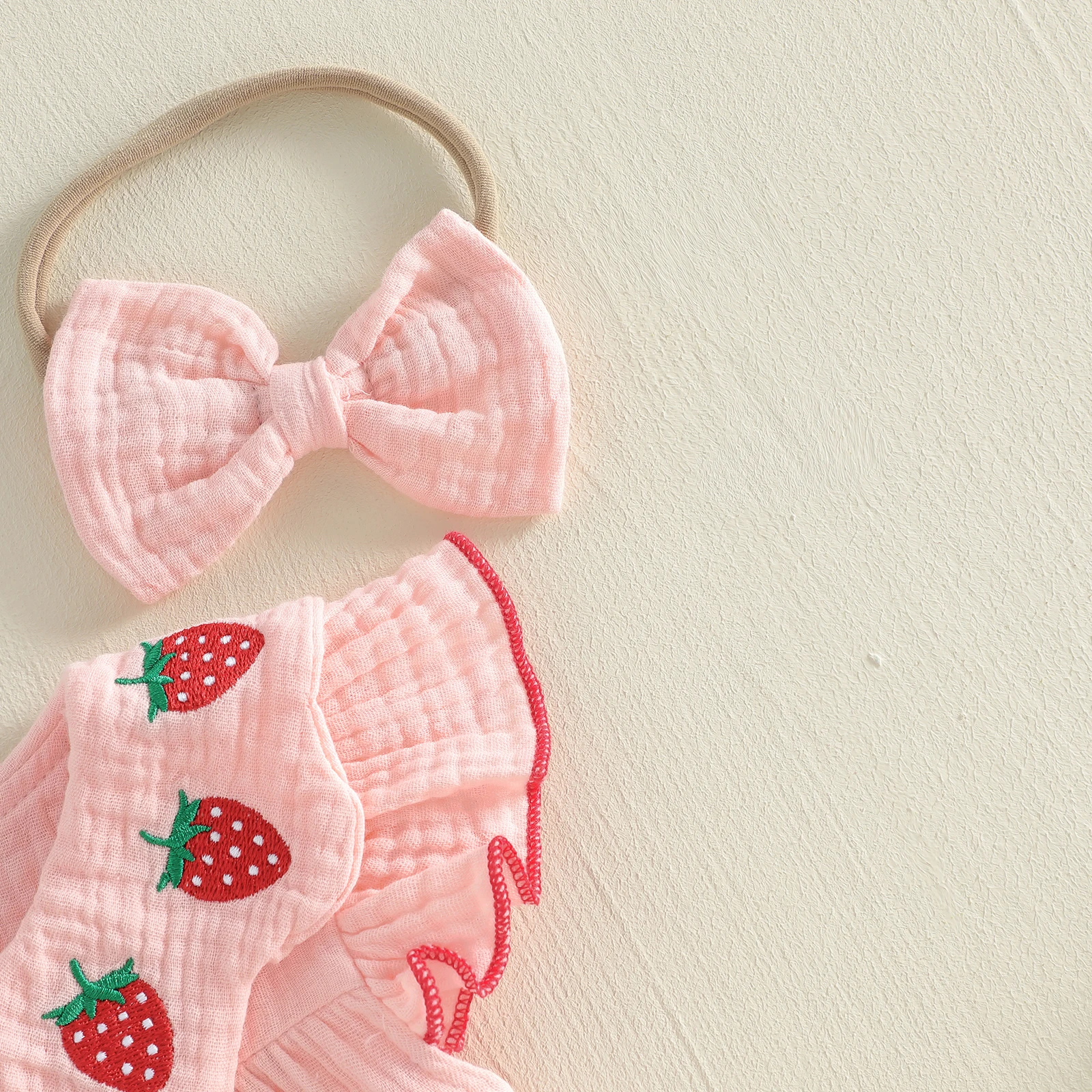 Conjunto de niña: pelele bordado de fresa con diadema y volantes - imagen 3