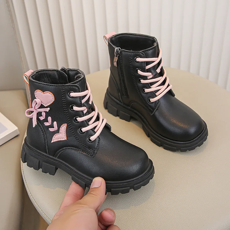 Botas de nieve para niños de invierno, zapatos planos con estilo nuevo para niños, botas cortas de suela suave antideslizantes de estilo británico, botas versátiles a la moda para niñas 2025 - imagen 4