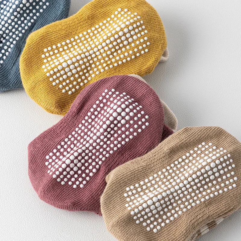 Calcetines de algodón con estampado de letras para bebé, calcetines suaves de tubo medio para recién nacido, calcetines deportivos antideslizantes a rayas de Color sólido para niños y niñas - imagen 4