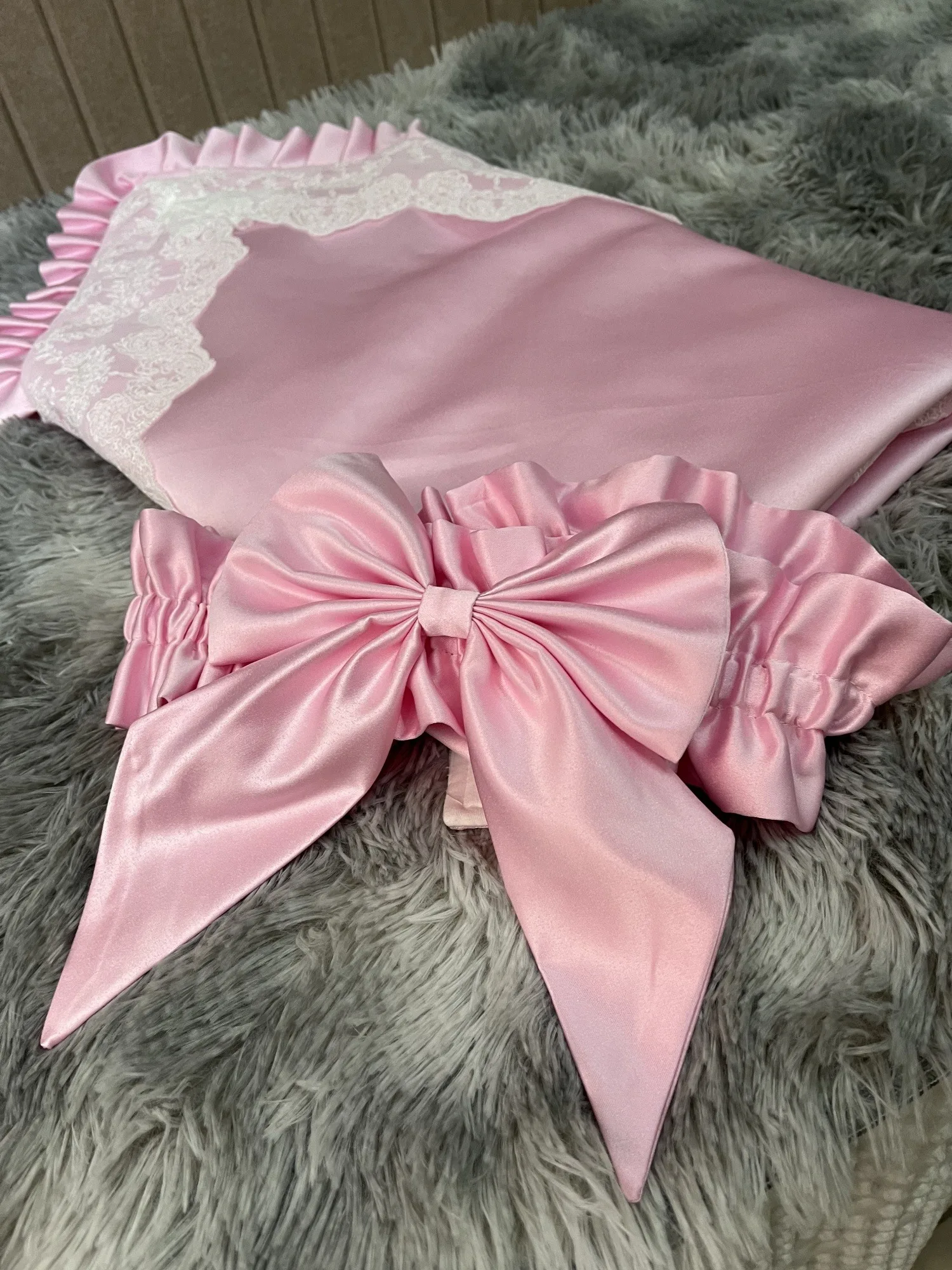 Manta envolvente de encaje satinado rosa para niña con lazo grande, envoltura de lujo para recién nacido con volantes, tela suave para envolver estilo princesa - imagen 3