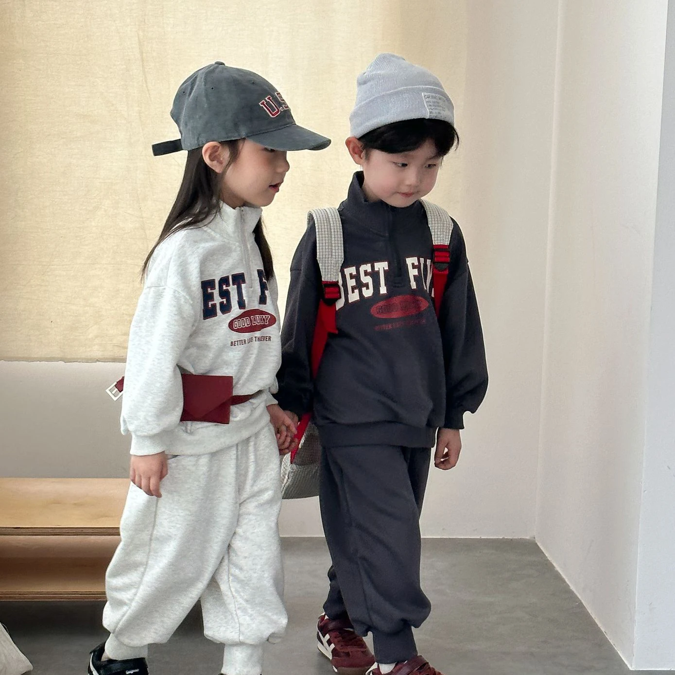 Conjunto infantil de otoño con sudadera y pantalón cómodo - imagen 2