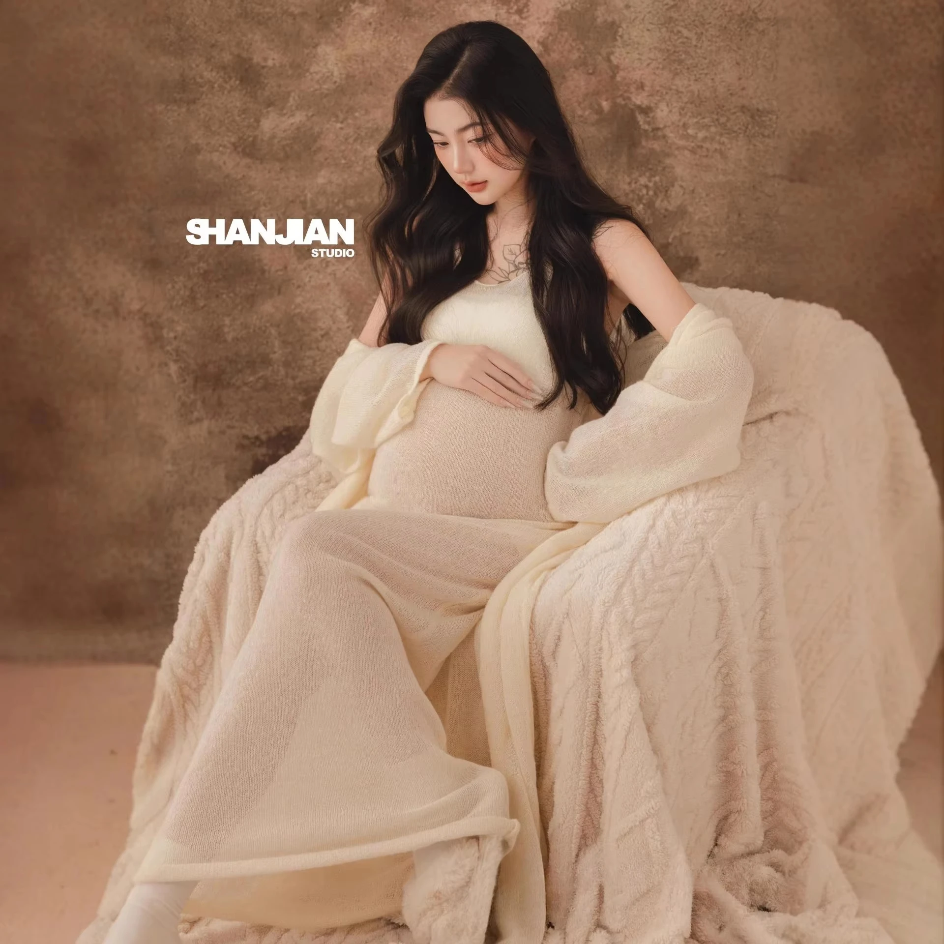 Vestido blanco de punto para sesión de fotos de maternidad - imagen 4