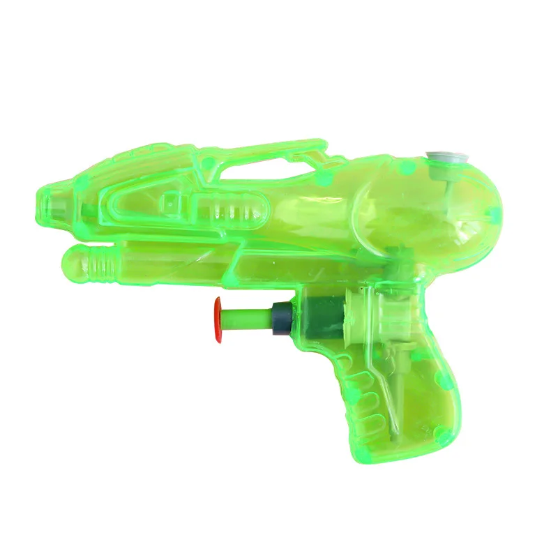Grupo de niños jugando con pistolas de agua de diferentes colores