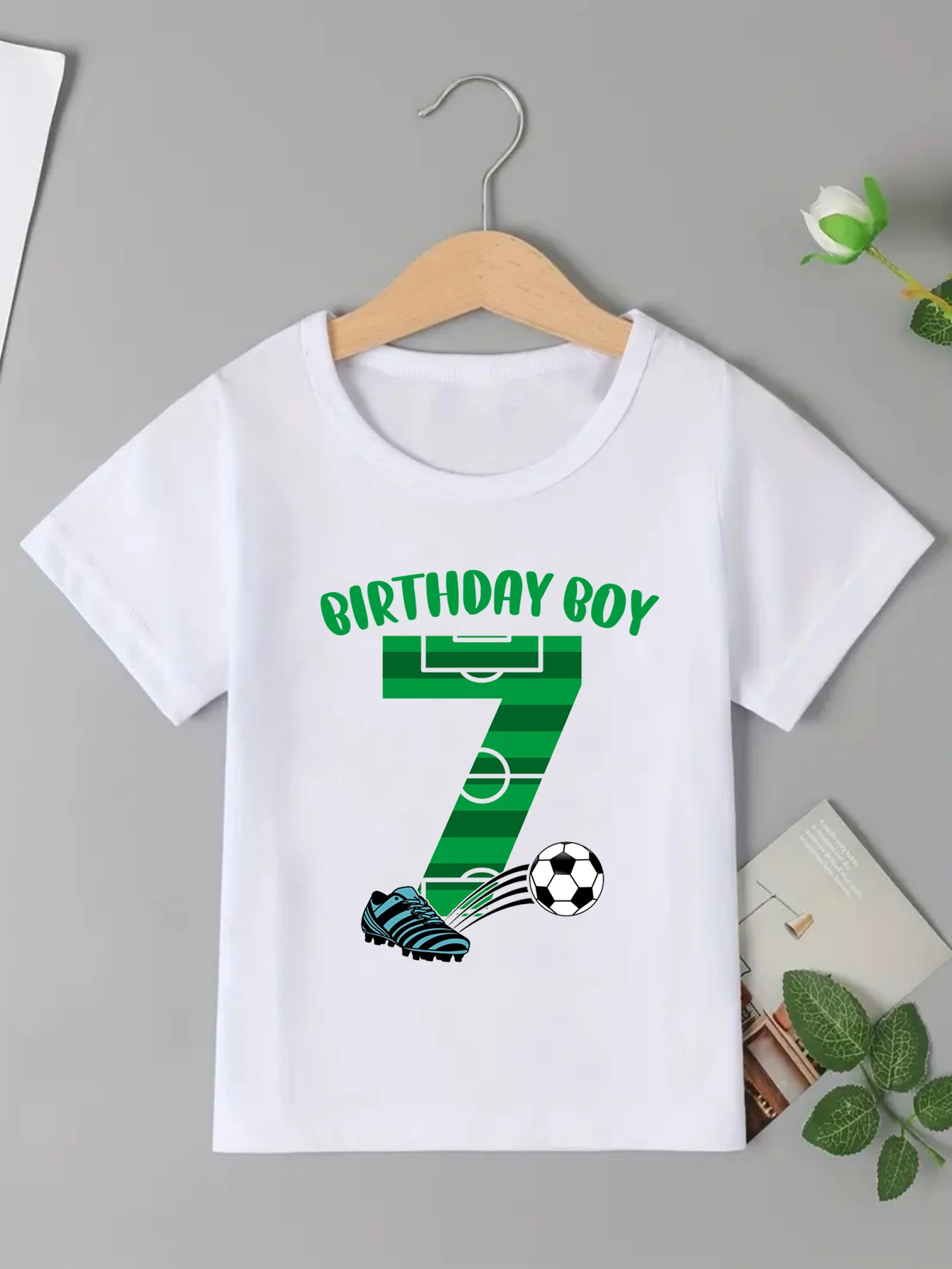 Camiseta con estampado con dibujo de 6 a 7 ° cumpleaños de fútbol para niños/niñas, solo un niño que ama el fútbol, la mejor camiseta de regalo de cumpleaños - imagen 2