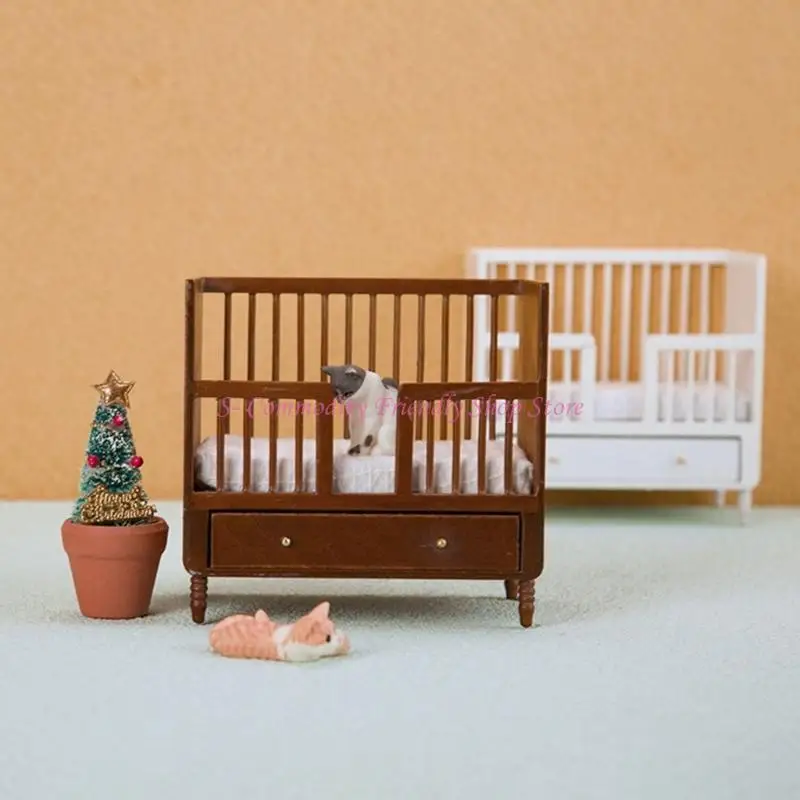 Minicuna de madera realista para casita de muñecas