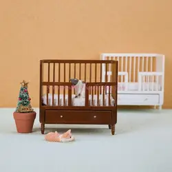 Minicuna de madera realista para casita de muñecas
