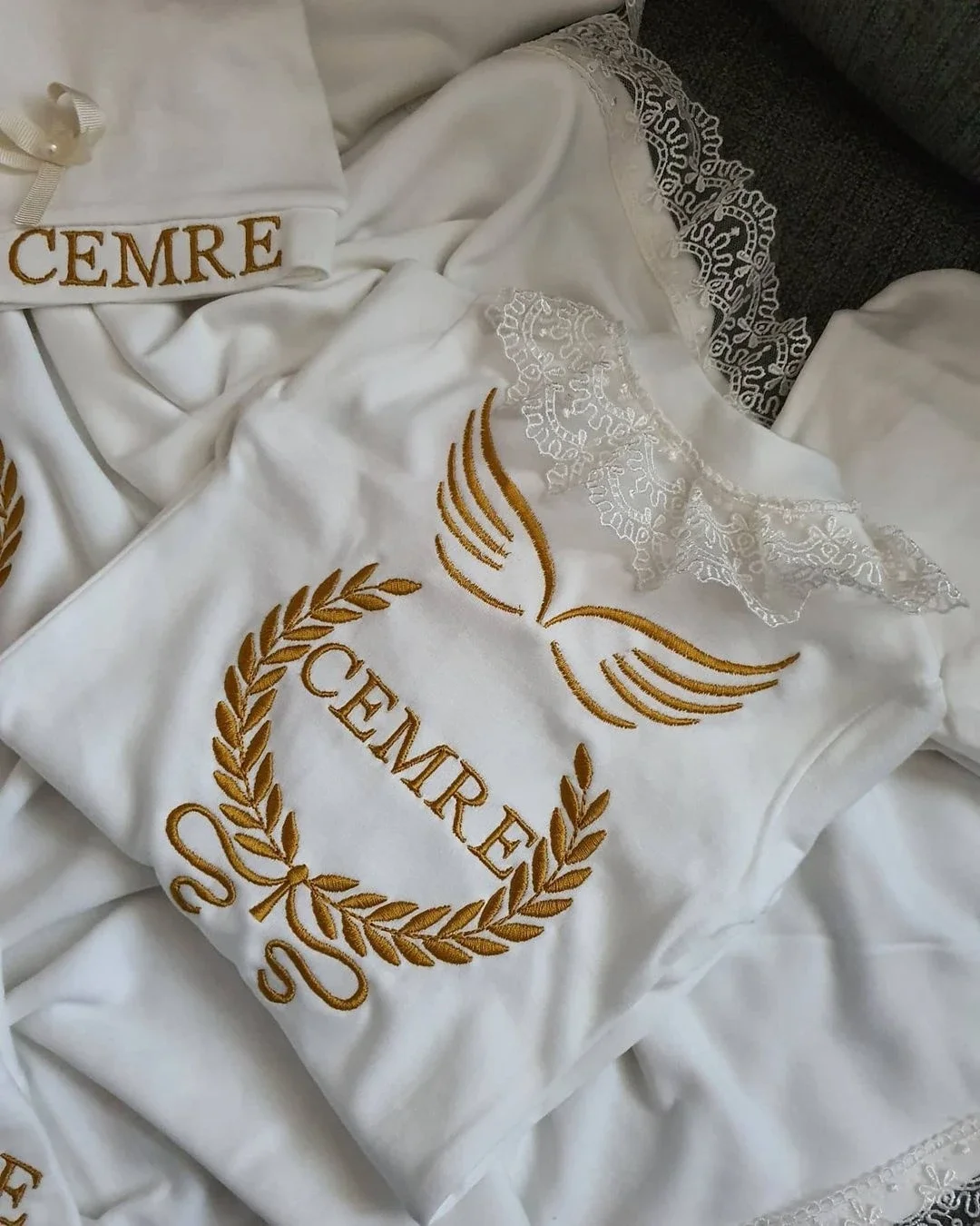 Dollbling, 10 Uds., trajes con alas, cualquier nombre, bordado de árbol de Laurel personalizado, regalo, pijama para bebé, sombrero, vestido Ceremonial de bienvenida a casa - imagen 5