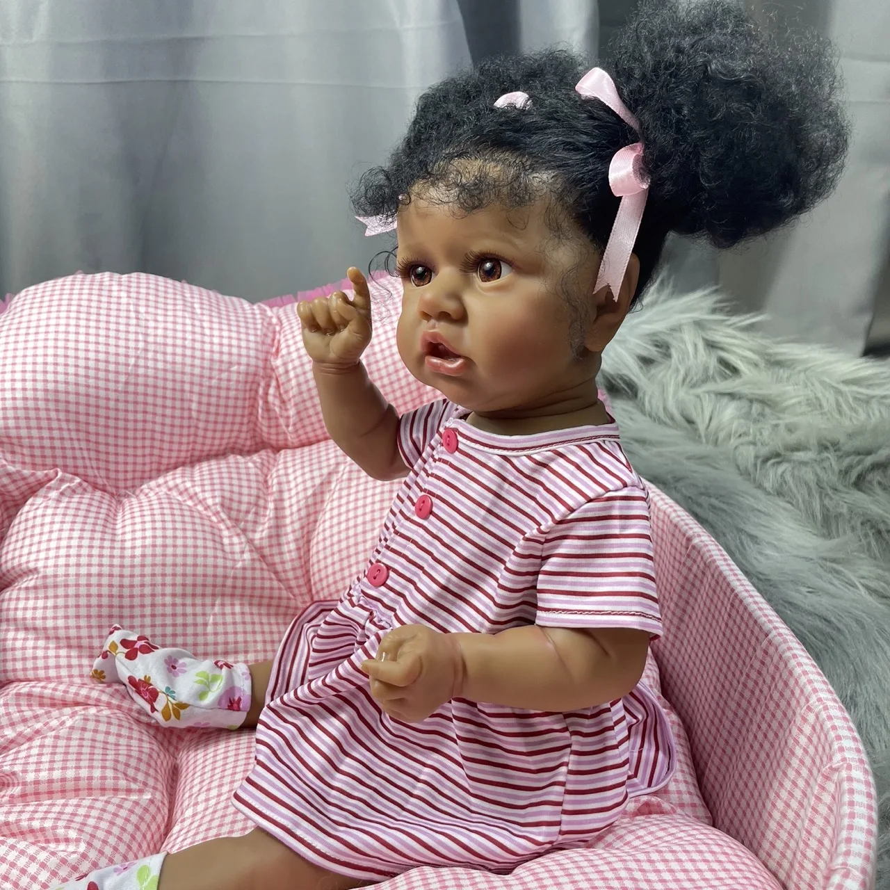 Muñeca reborn afroamericana MRB Saskia – Bebé de colección - imagen 2