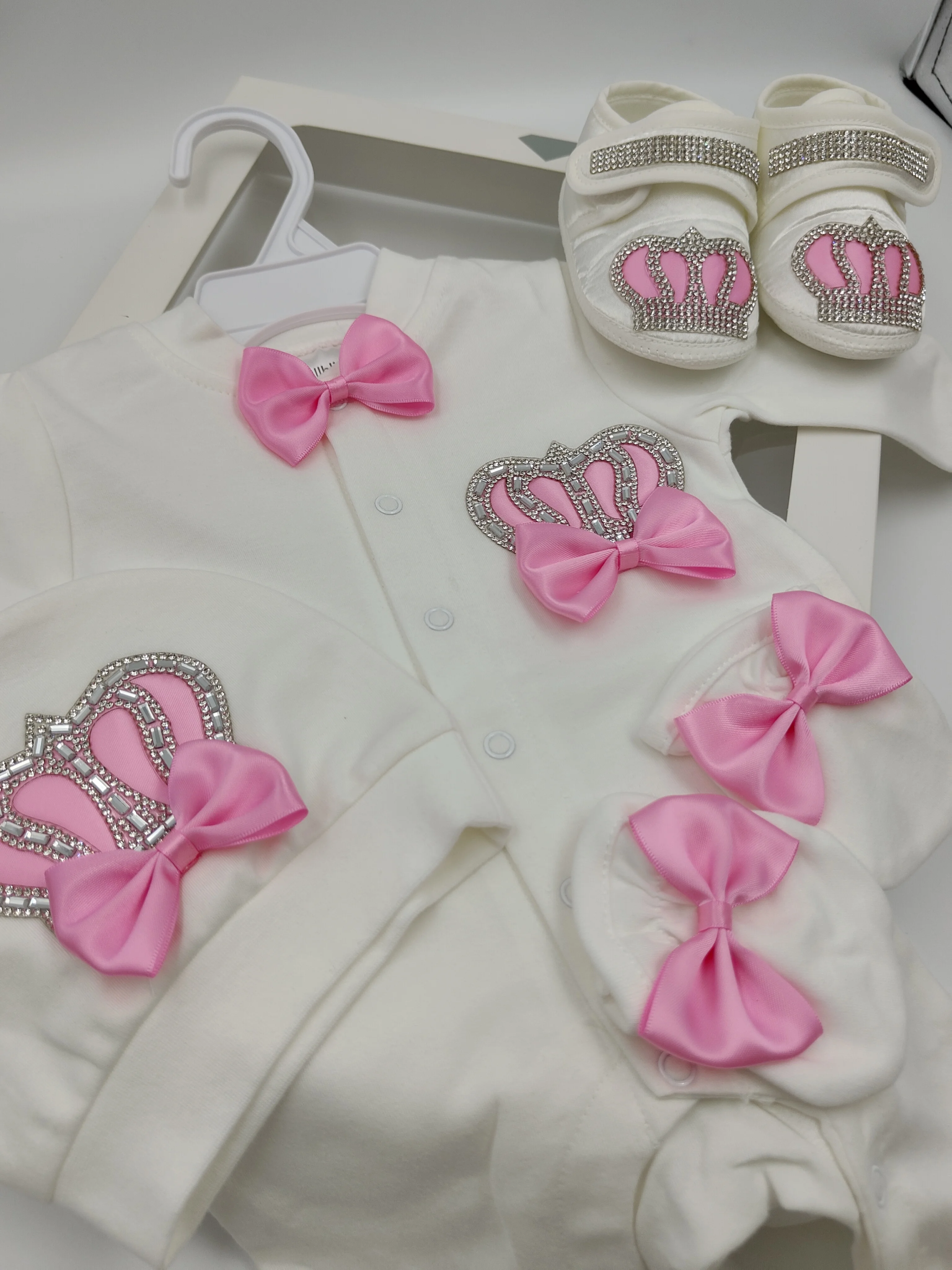 Dollbling Pink & Silver Crown Juego de 4 piezas para niñas de 0 a 3 meses: mameluco, sombrero, guantes, zapatos, detalles de lazo, nombre personalizable - imagen 5